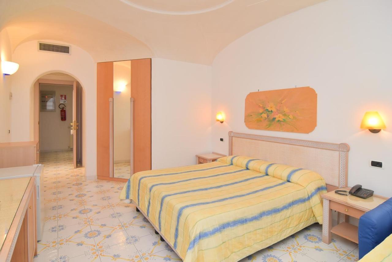 Hotel Terme Oriente - Beach & Spa Isquia Exterior foto